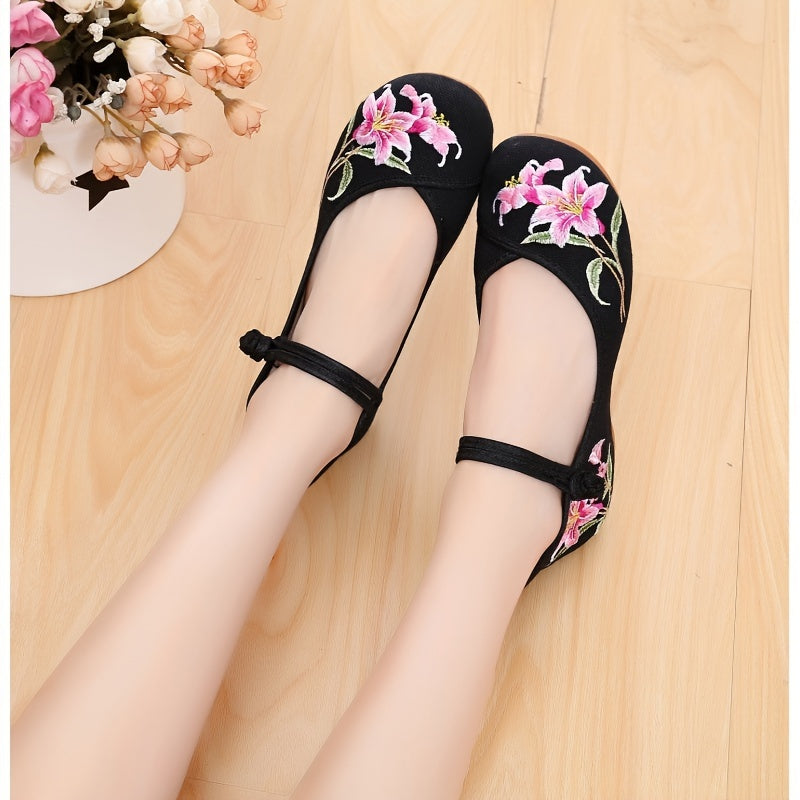 Women's Chinese Style Retro Embroidered Hanfu Shoes with Floral Cloth for Casual and Dance
