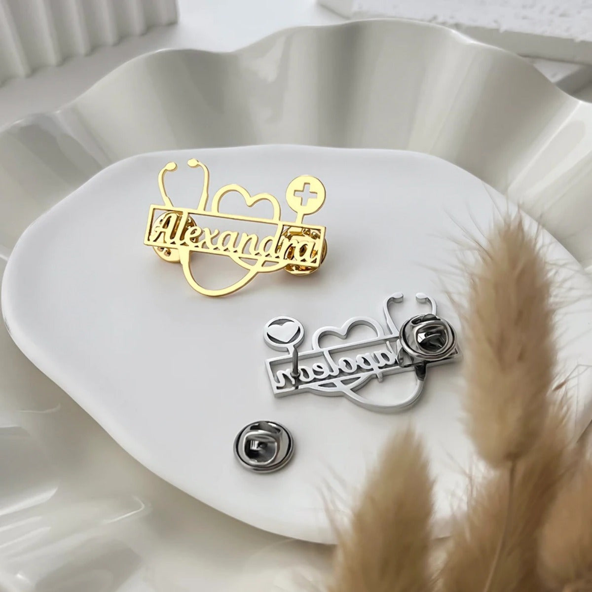 Индивидуальный любовный брошь с дизайном стетоскопа, имя и логотип на заказ, украшение из нержавеющей стали, подарок