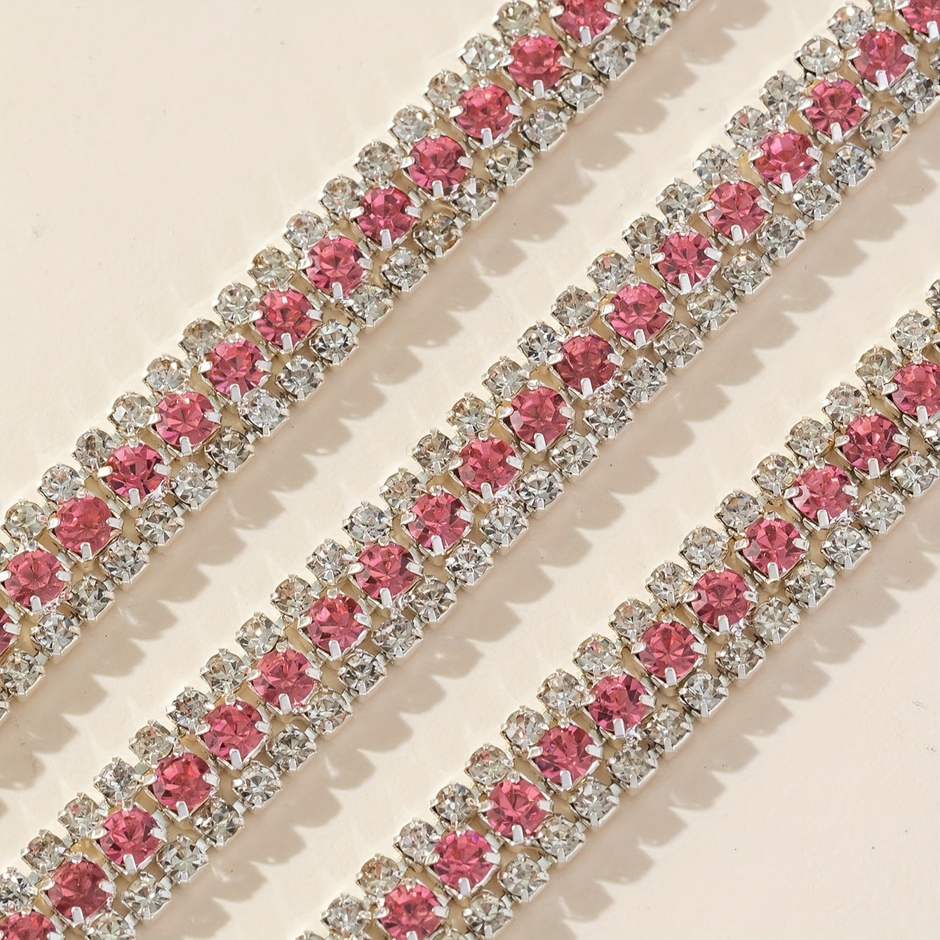 Ushbu 90 sm uzunlikdagi ko'p rangli rhinestone zanjiri 8# va 16# o'lchamdagi uch qator to'plardan iborat. Bu poyabzal, kiyim, sovg'a qutilari va turli DIY loyihalariga porloq qo'shish uchun mukammaldir.