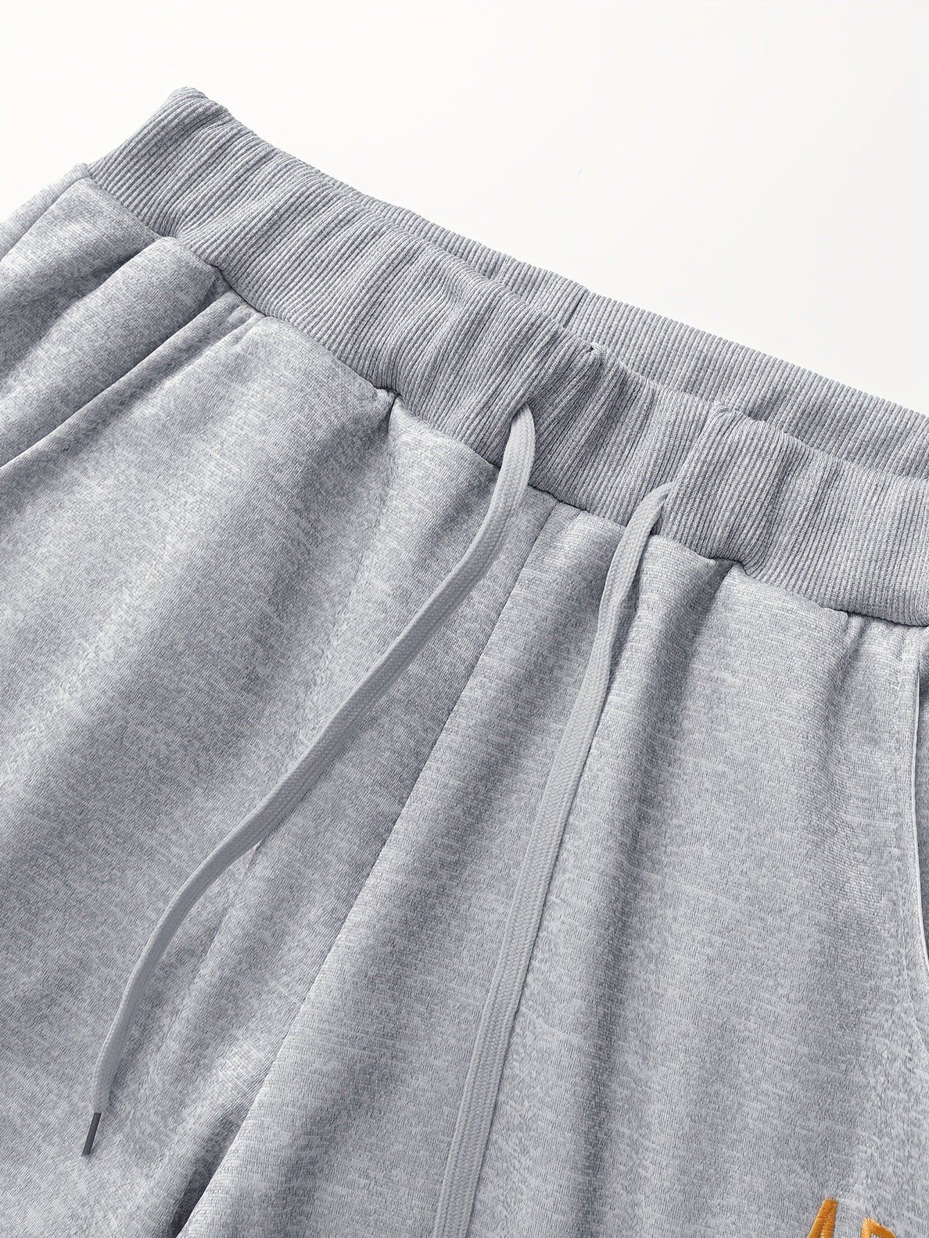 Erkaklar uchun tasodifiy sport kiyim to'plami, uzun yengli, gullar bilan bezatilgan, cho'ntaklar bilan va oddiy kesimda.