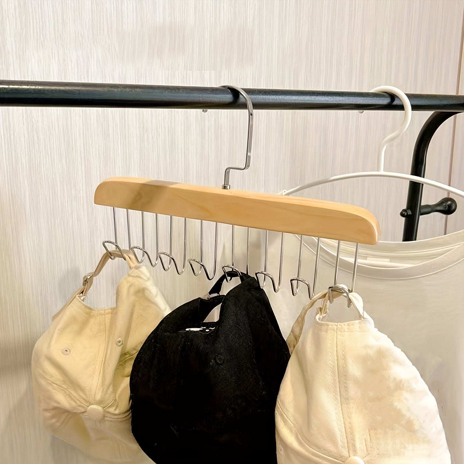 Perchero de madera maciza para ropa con acabado suave y diseño compacto de colgador para almacenamiento organizado