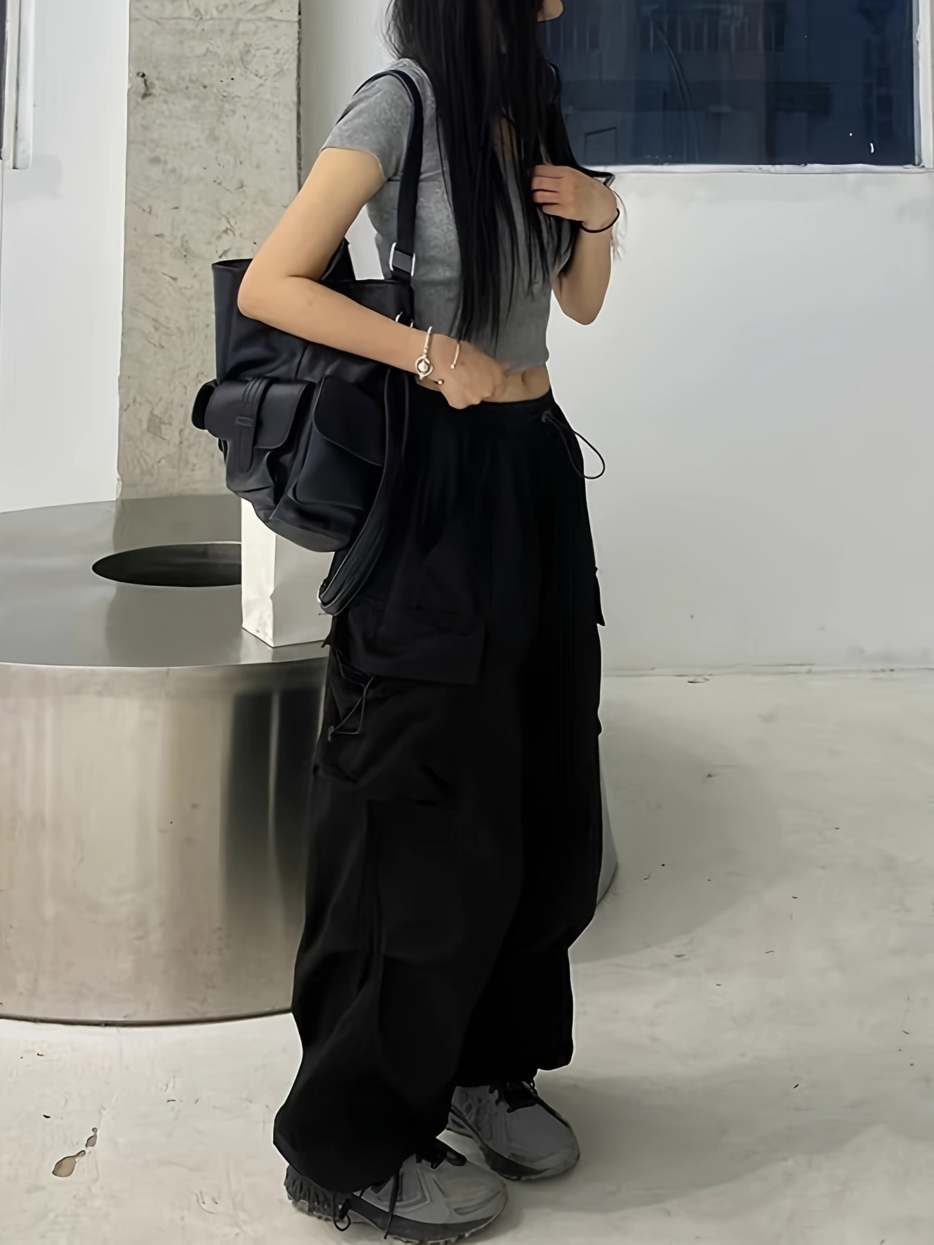 Ayollar uchun tasodifiy yuk shimlari, bir rangli polyesterdan tayyorlangan, bahor va kuz modasi uchun mukammal. Bir nechta cho'ntaklar va to'qilgan to'qima bilan ajralib turadi, kattalar uchun mos keladigan dizayn.