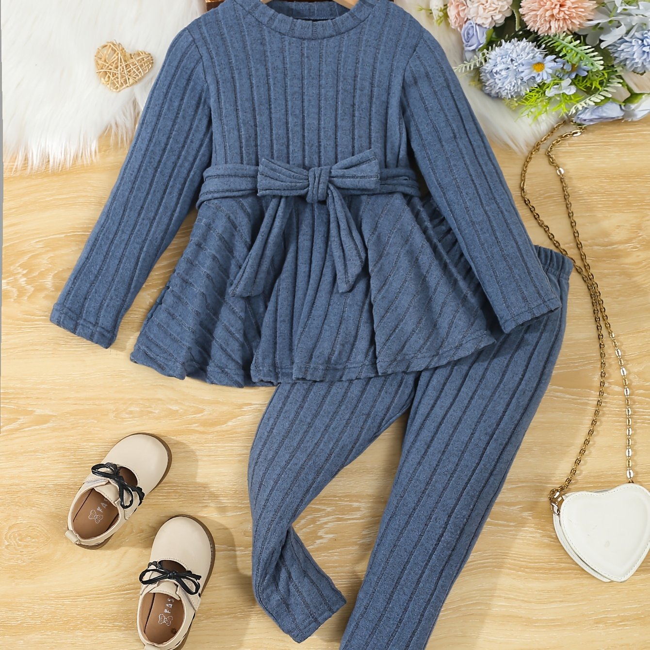 Qizlar uchun tashqi kiyim uchun to'qilgan kamonli bluzka va shimlardan iborat zamonaviy kiyim to'plami