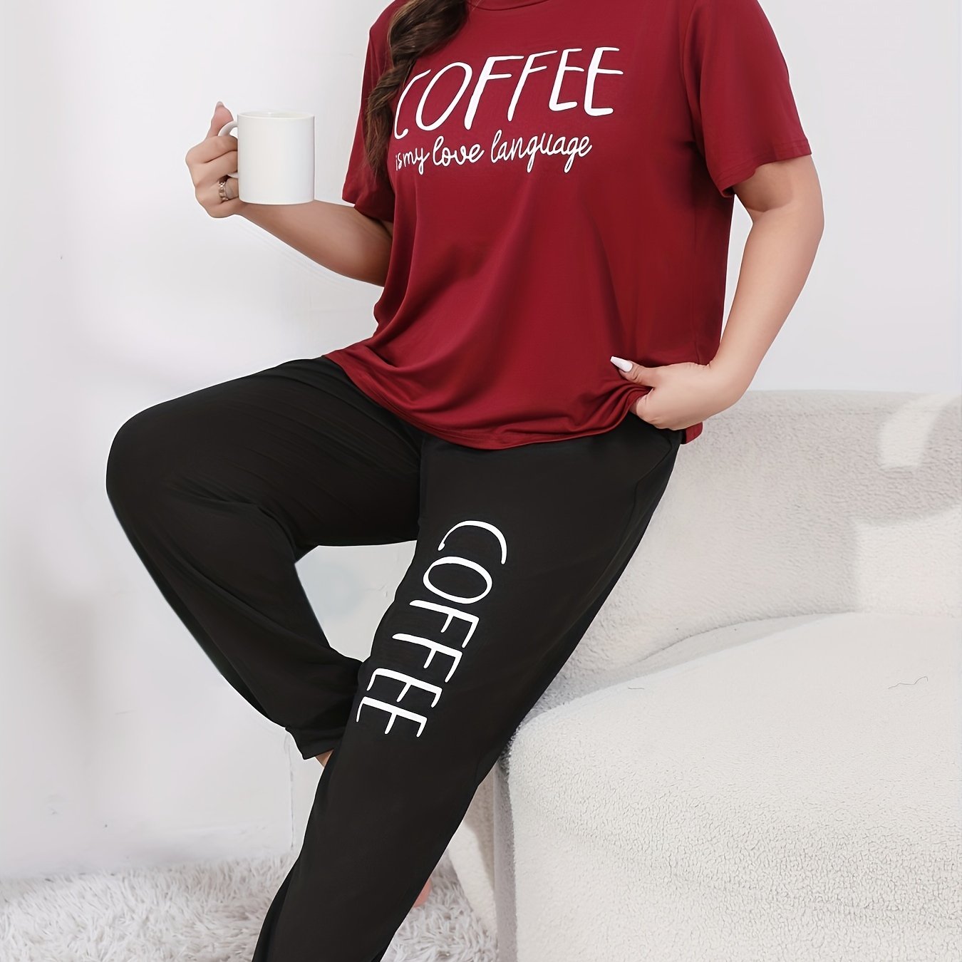 Katta o'lchamdagi ayollar uchun lounge to'plami, shiorli grafik ko'ylak va joggerlar bilan