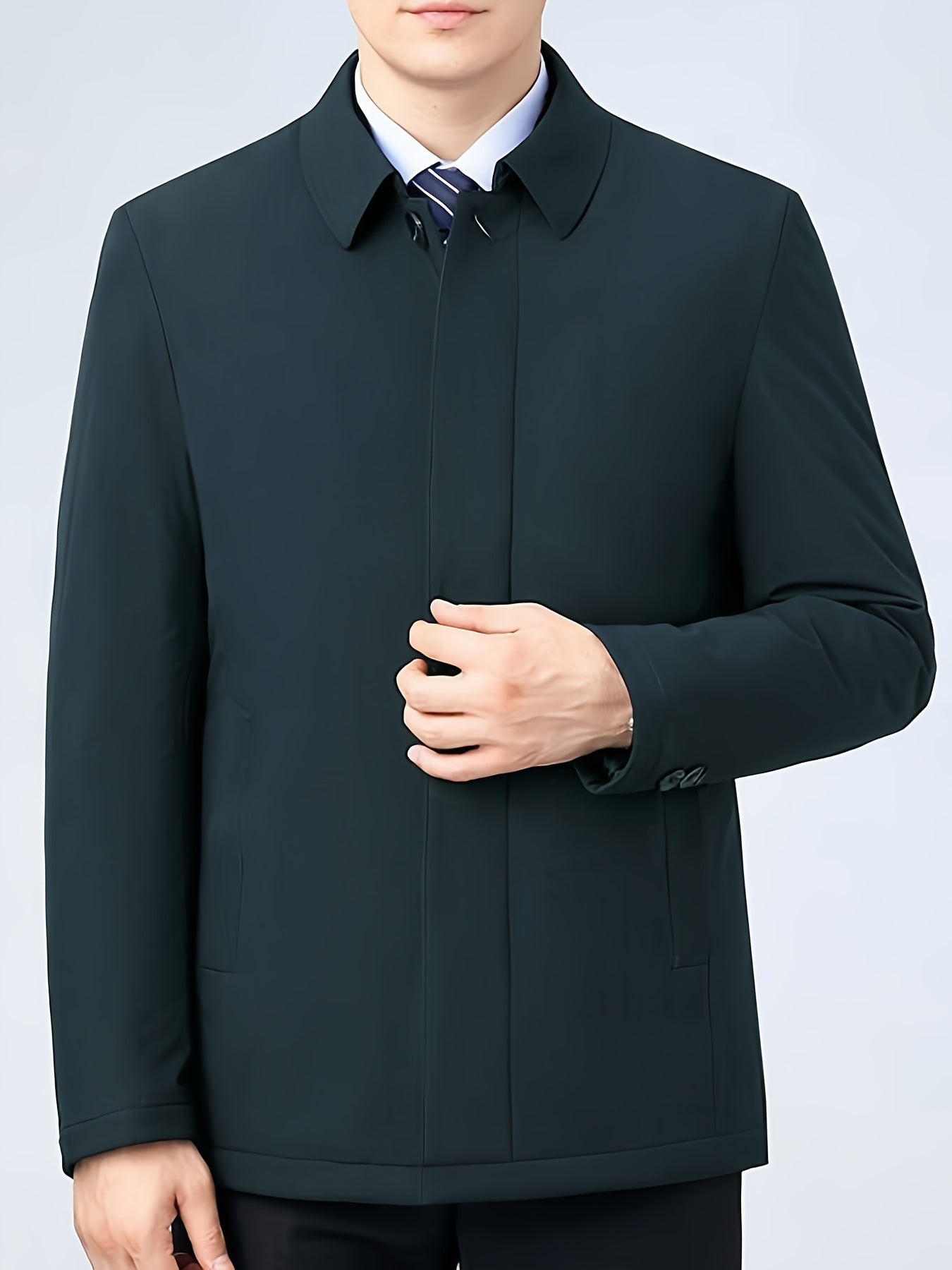 Erkaklar uchun premium qattiq rangli kuz/qish palto, issiqlik uchun qalinlashtirilgan polyesterdan tayyorlangan, lapel yaka, oddiy kesim va to'liq astarlangan, qari erkaklar uchun.