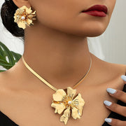 Women's Gold Jewelry Set with Flower Pendant and Earrings