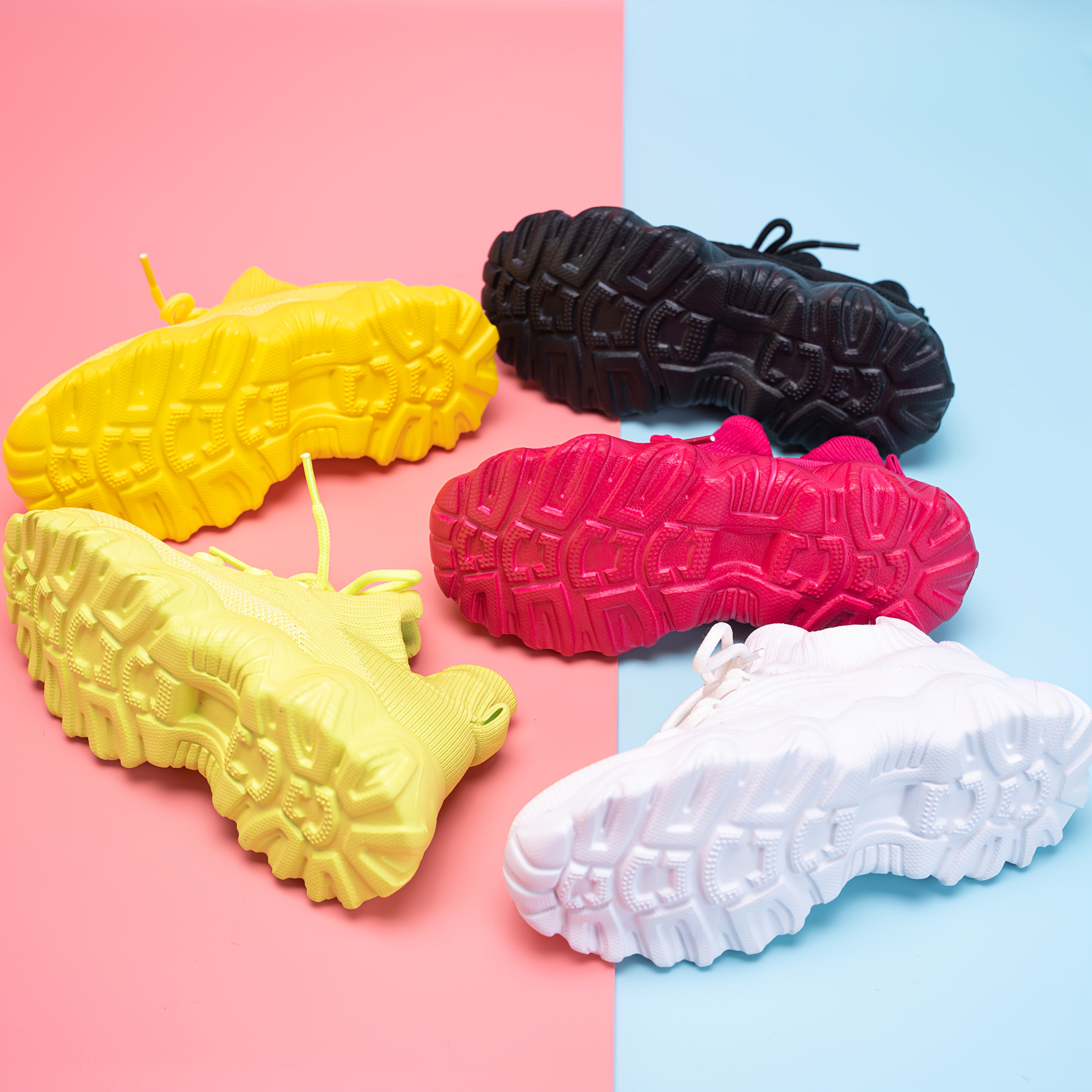 Qizlar uchun nafas oladigan to'qilgan tarmoq krossovkalari, turli ranglarda, ochiq havoda o'ynash va tasodifiy kiyimlar uchun mukammal. Sirpanmaydigan EVA taglik, engil dizayn.