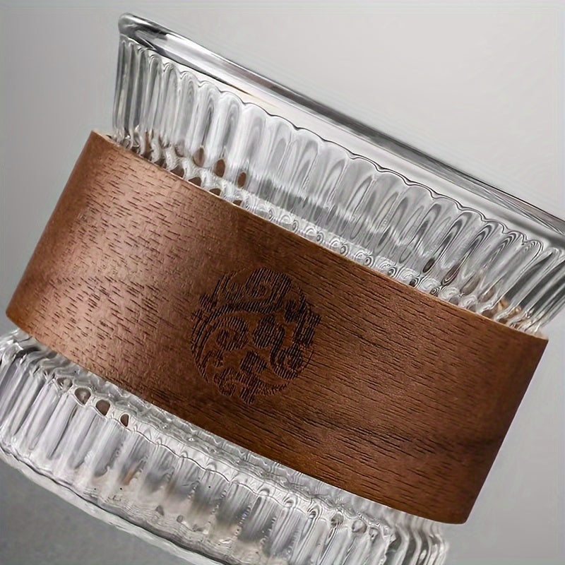 Набор из 1 многоразовой стеклянной кофейной чашки объемом 5 унций с деревянным рукавом. Имеет полосатый узор и противоскользящий дизайн. Перерабатываемая и безопасная для посудомоечной машины.