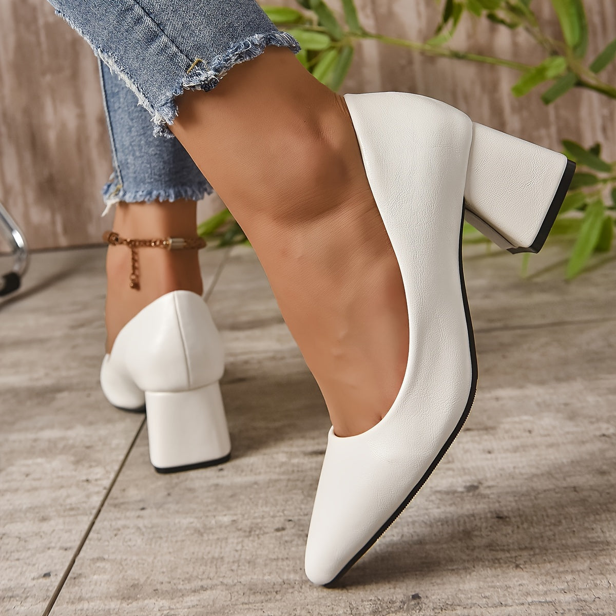 Ayollar uchun to‘g‘ri burchakli va qalin o‘rta poshnali, ofis ishlariga mos rangli pumpalar.