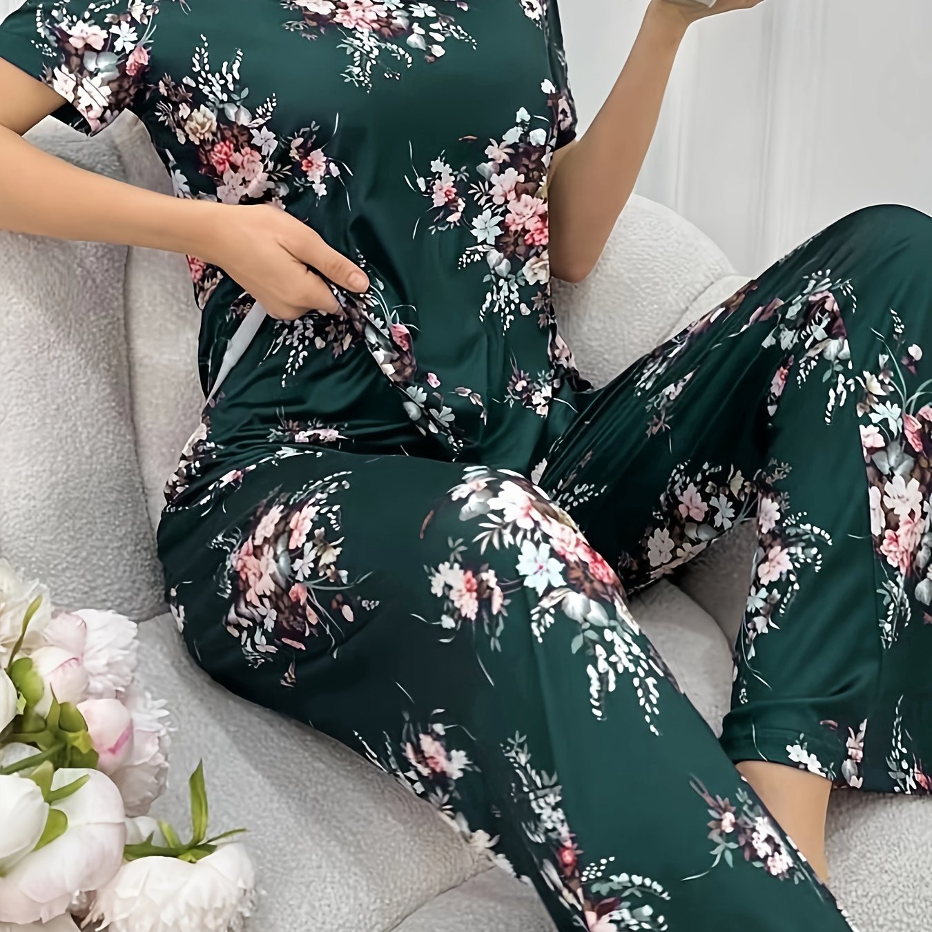 Women's Floral Print Pajama Set with Short Sleeve Crew Neck Top and Elastic Pants