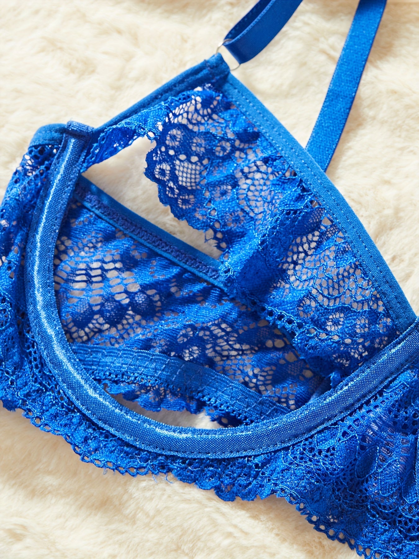 Naycha yengli, brassiy va ichki kiyimdan iborat, ayollar uchun sexy intimlar to'plami.