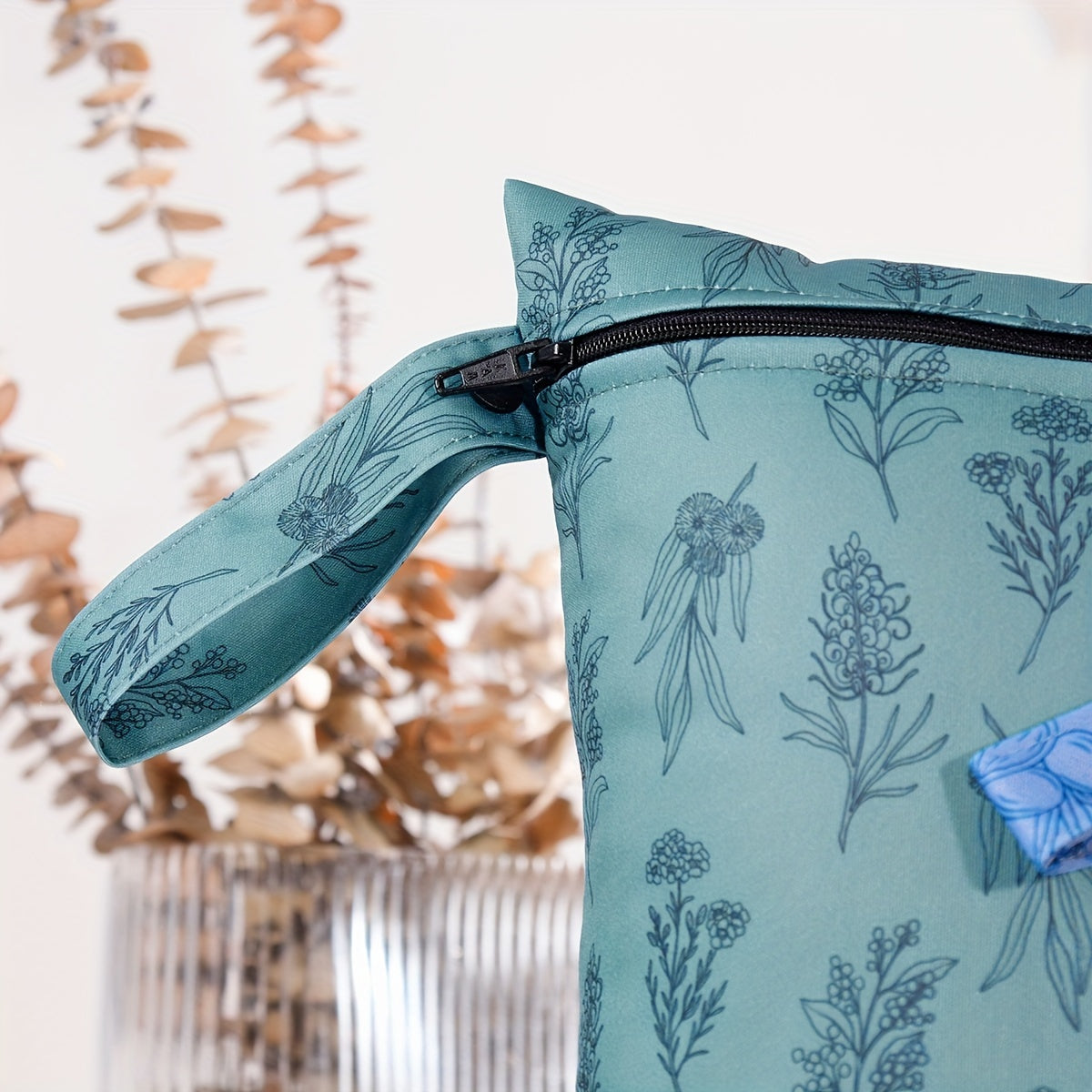 Qayta ishlangan materialdan tayyorlangan, tutqichi bo'lgan suv o'tkazmaydigan pampers sumkasi, ko'p funksiyali dizayni bilan va 2 dona nam-quruq sumkalar bilan birga.