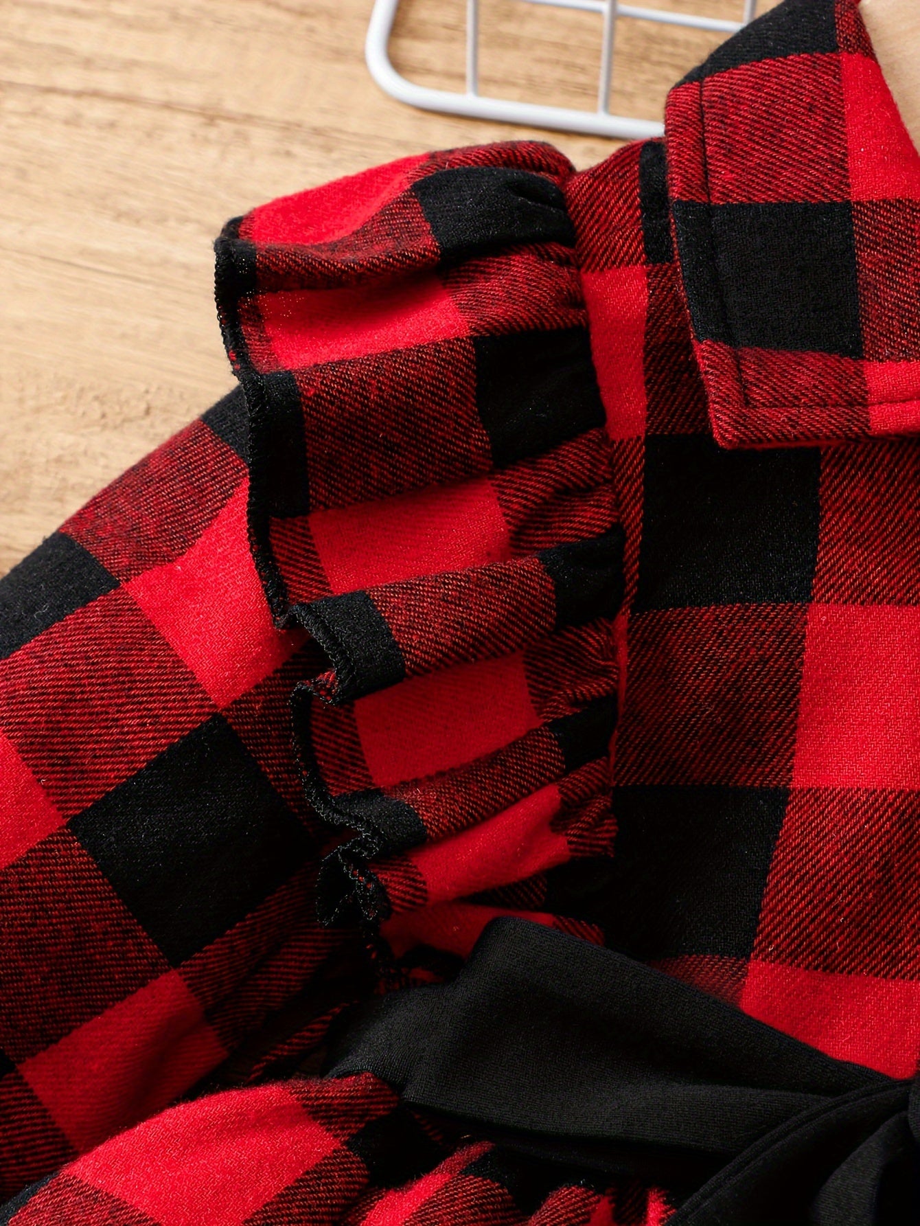 Детский комплект: рюшевая блузка в клетку и брюки с ремнем для весенне-осенней прогулочной одежды