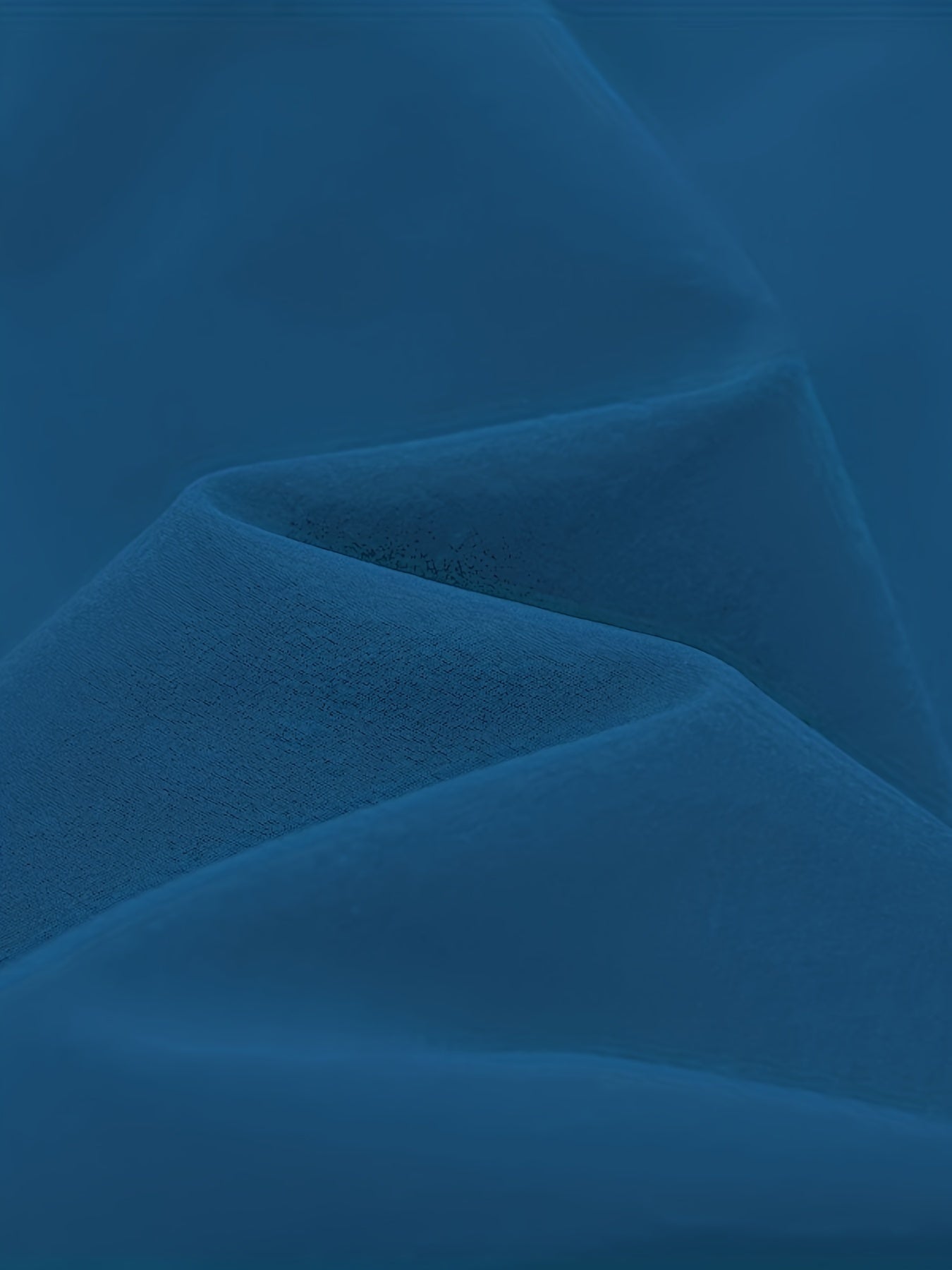 Erkaklar uchun yengil yumshoq qoplama jakketi, 100% polyesterdan tayyorlangan, bir rangda. O'z ichiga oladi: oddiy kesim, uzun yenglar, fermuarlı cho'ntaklar, olib tashlanadigan kapüşon, ochiq havoda tasodifiy uslub, to'qilgan.