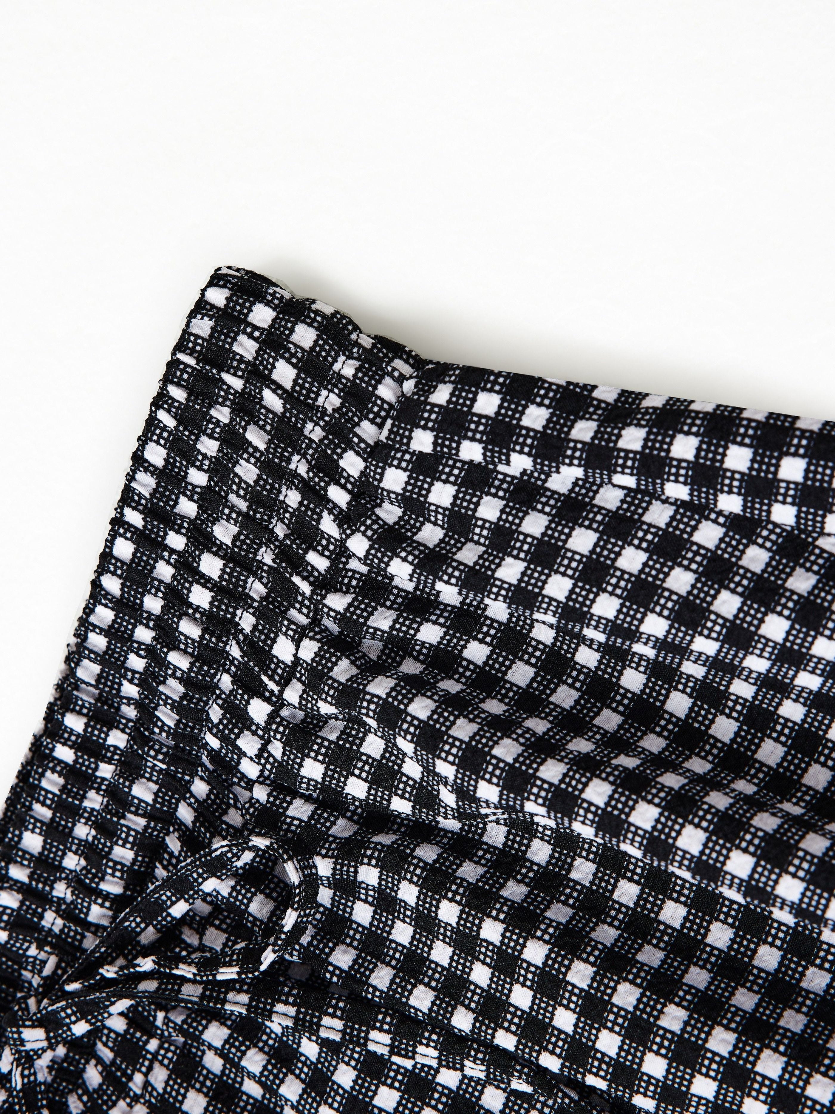 Kichik chiziqli keng oyoq shimlar, tortishqich bel bilan, bahor va yoz uchun mukammal.