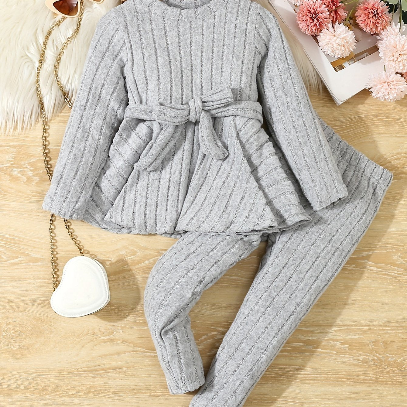 Qizlar uchun tashqi kiyim uchun to'qilgan kamonli bluzka va shimlardan iborat zamonaviy kiyim to'plami