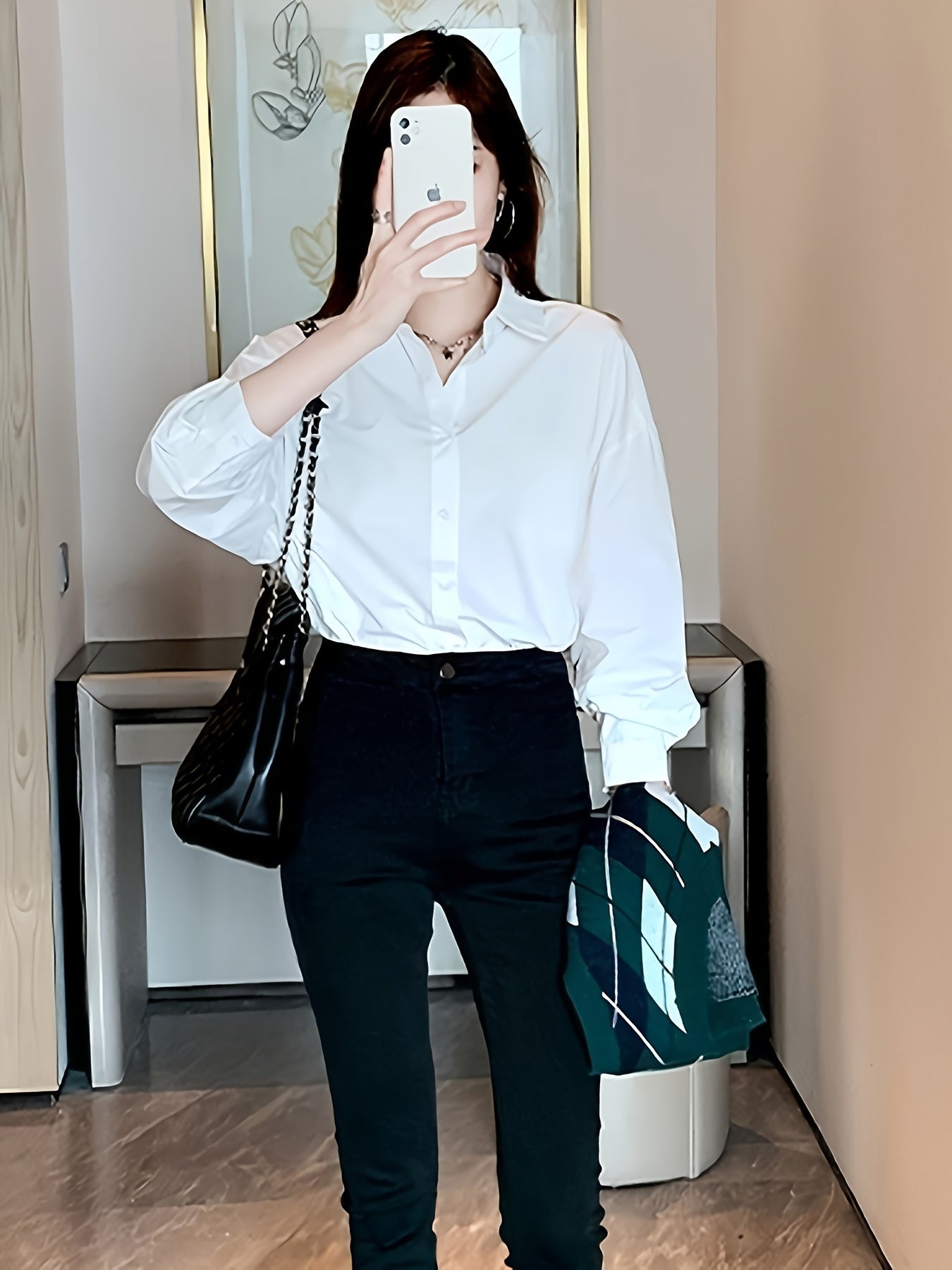 Рубашка с длинными рукавами и лацканами однотонного цвета, идеальна для весны и осени.