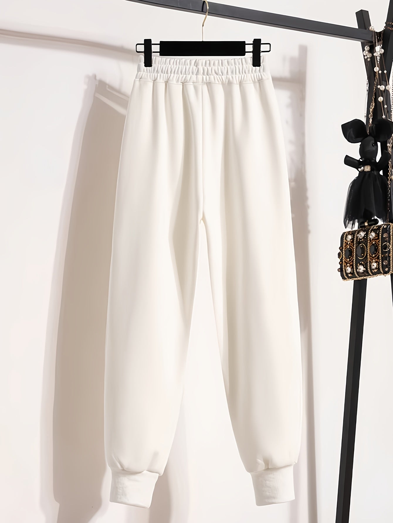 Qora sport shimlar ayollar uchun elastik bel, tortish ipi va cho'ntaklar bilan. Kuz/qish uchun mukammal. Zamonaviy va qulay.