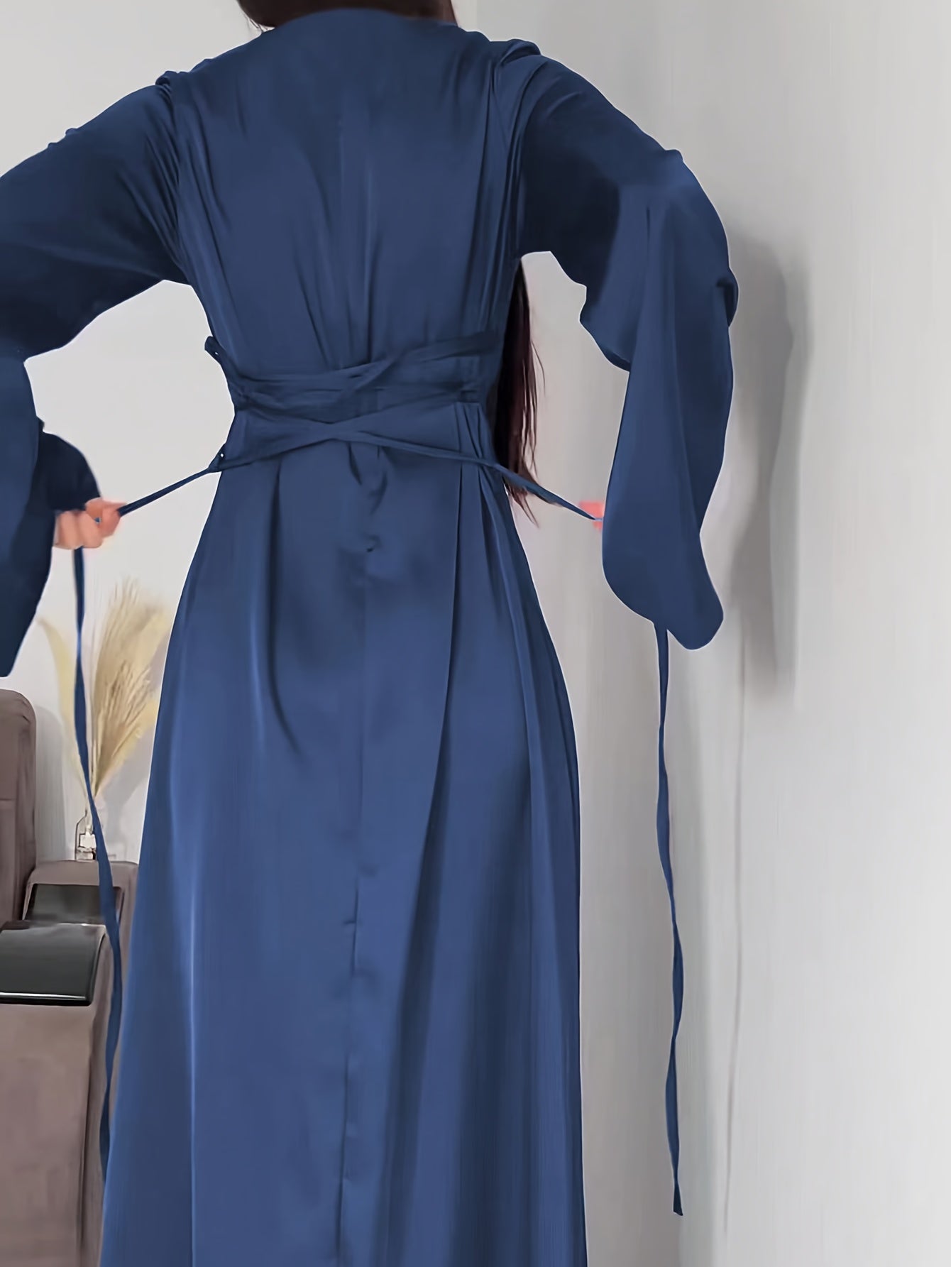 Ayollar uchun nafis ipli krujka bo'yli maksi ko'ylak, bahor va kuz mavsumlari uchun ideal.