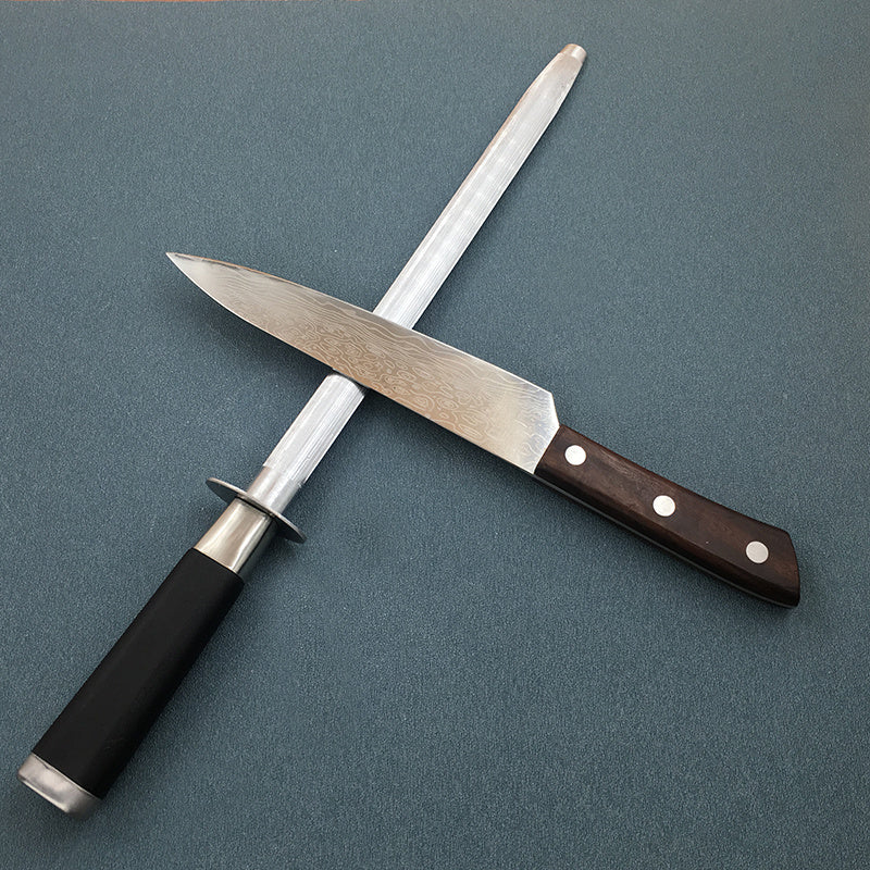 Uy sharoitida ishlatiladigan qirqish qurilmalari, zanglamaydigan po'latdan yasalgan tayoqchalar, qirqish tayoqchalari va toshlar.