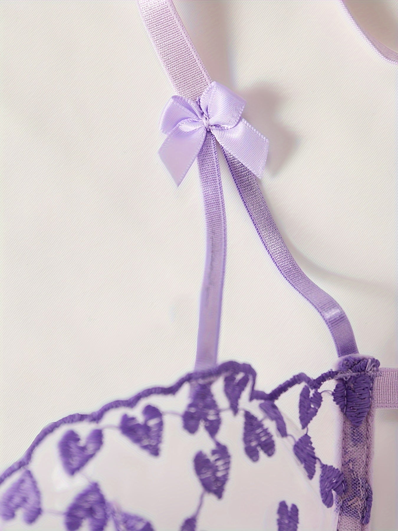 Conjunto de lencería de malla morada para mujer con bordado de corazón y decoración de lazo