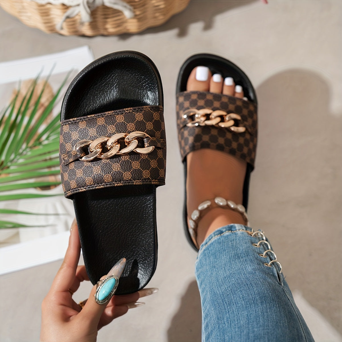 Women’s Summer Slide Sandals with Chain Decoration Lightweight Breathable PU EVA