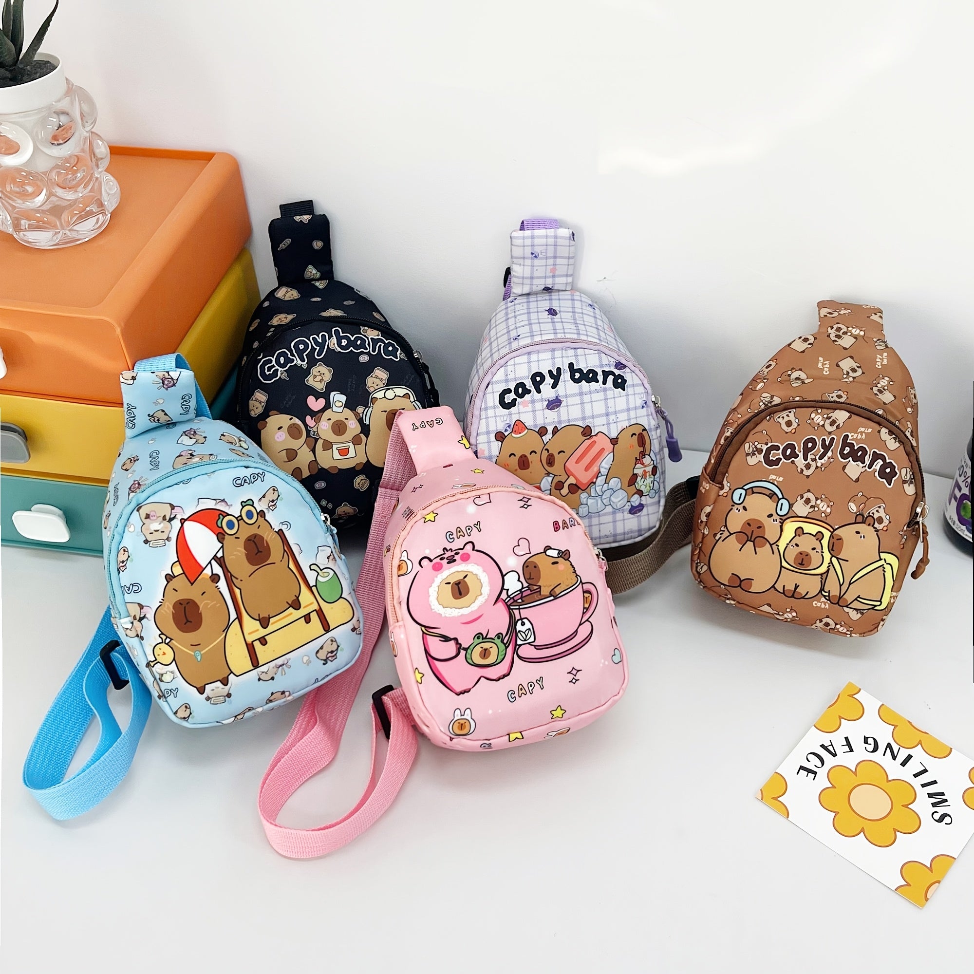 Qulay kapibara printli kesim sumkasi, sozlanadigan belbog'i, fermuari, ajratiladigan tangalar sumkasi va hamyon bilan. Sayohat, piyoda yurish, velosipedda yurish uchun ideal. Qo'l bilan yuvish, o'g'il va qizlar uchun ajoyib tug'ilgan kun sovg'asi.