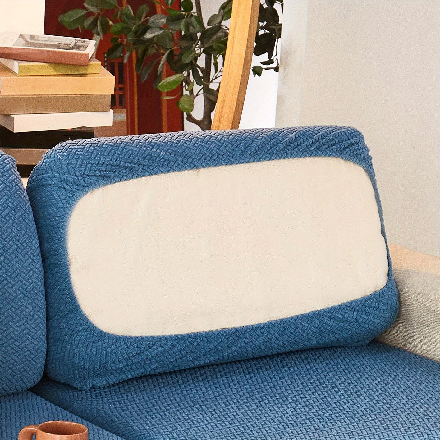 Современный серый чехол для подушки дивана с эластичной посадкой и мягкой текстурированной тканью. Машинная стирка для повышения комфорта в гостиной.