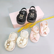 Детские сандалии для девочек с закрытым носком, легкие, мягкая подошва, противоударный дизайн с кроликом для обучения ходьбе