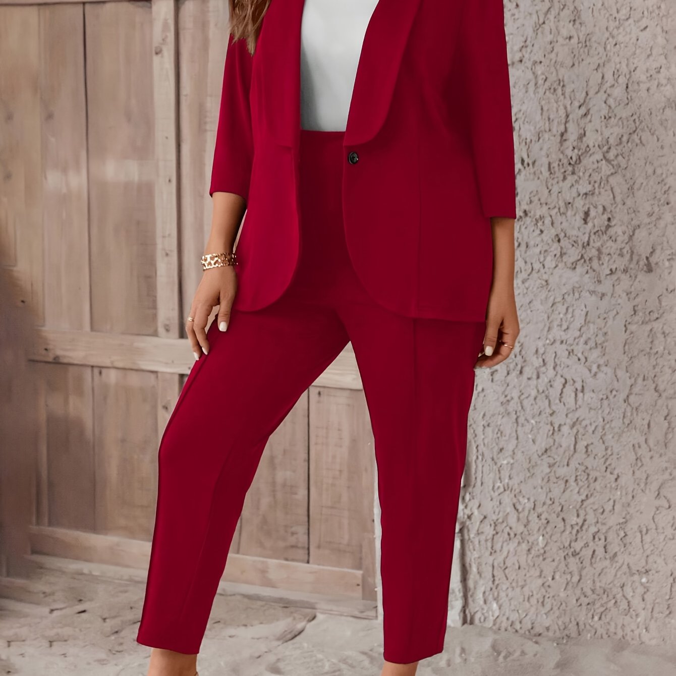 Zamonaviy ayollar uchun uslubiy katta o'lchamli geometrik kostyum; qora va oq naqsh, yengsiz blazer, yengli yaka, mashinada yuvish mumkin bo'lgan polyester mato.