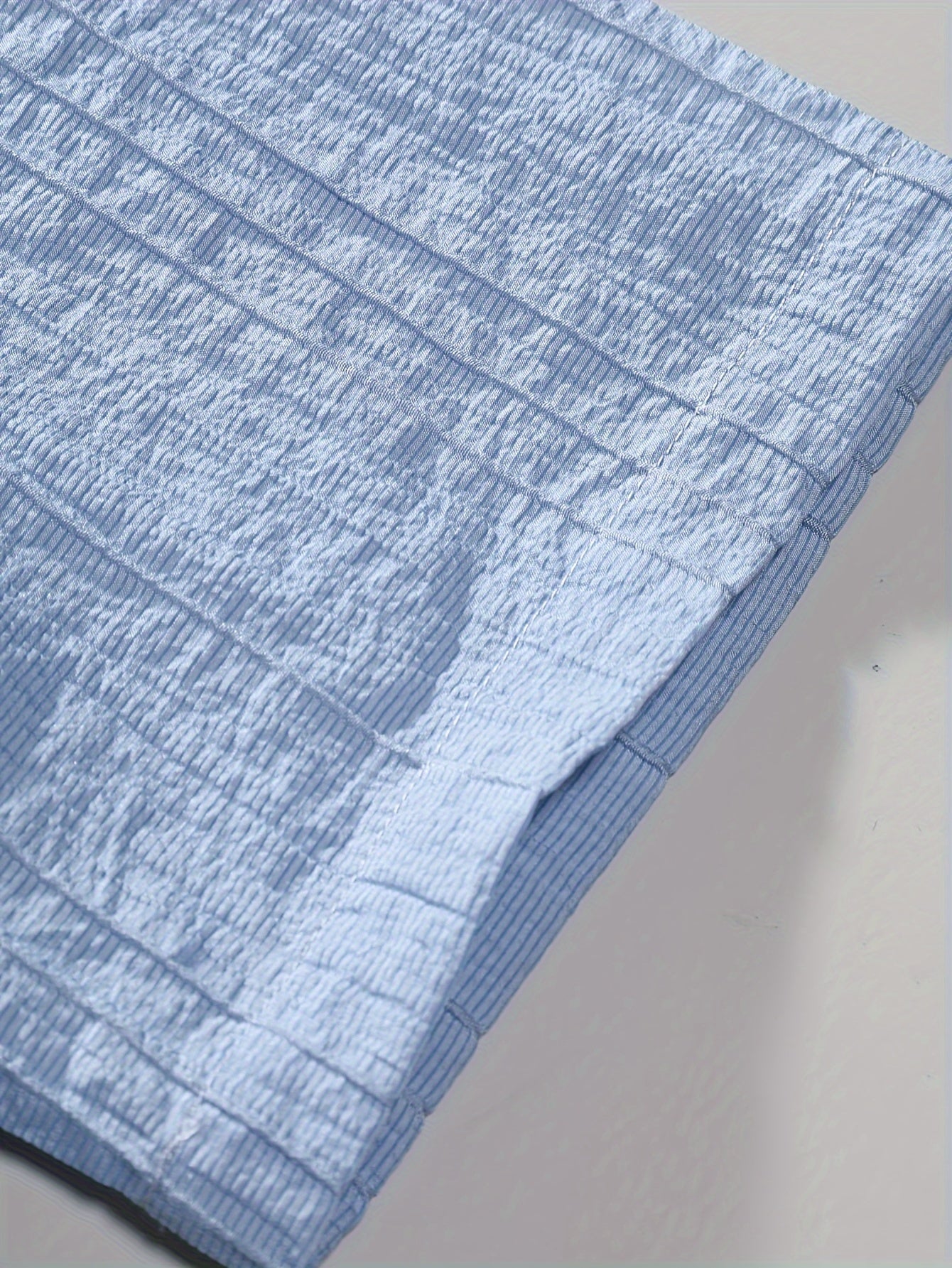 Erkaklar yozgi ko'ylagi, bir xil rangda, yarim shaffof qisqa yenglar, turli xil fitda, lyocell 83% va naylon 17% to'qilgan matodan. Plyaj, ta'til yoki basseyn partiyalari uchun mukammal.