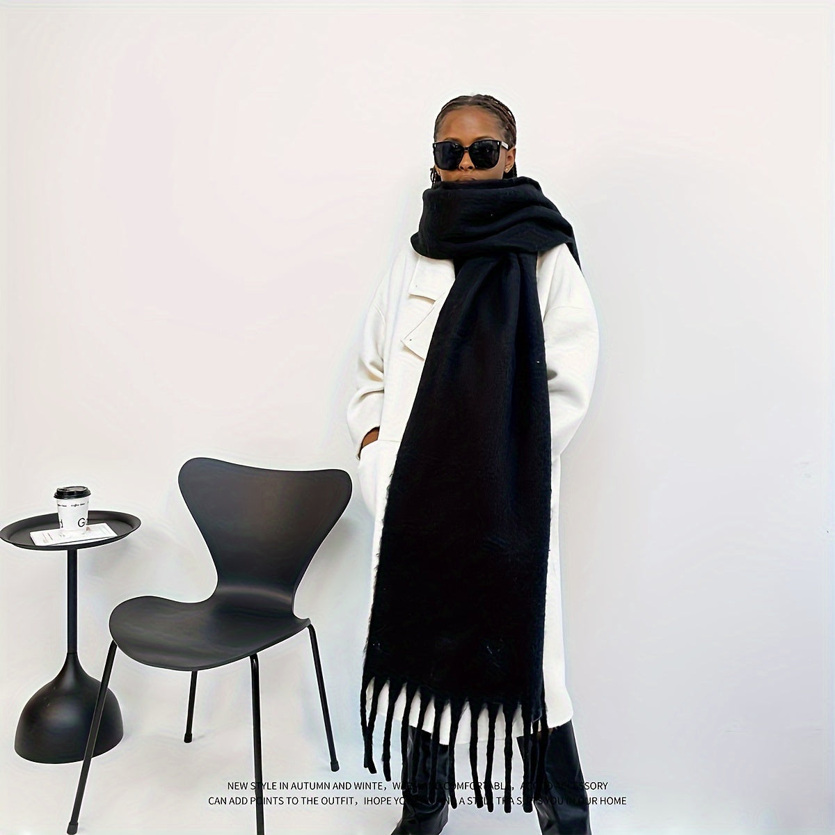 Qalinlangan tassellar bilan qalin rangli qishda sharf