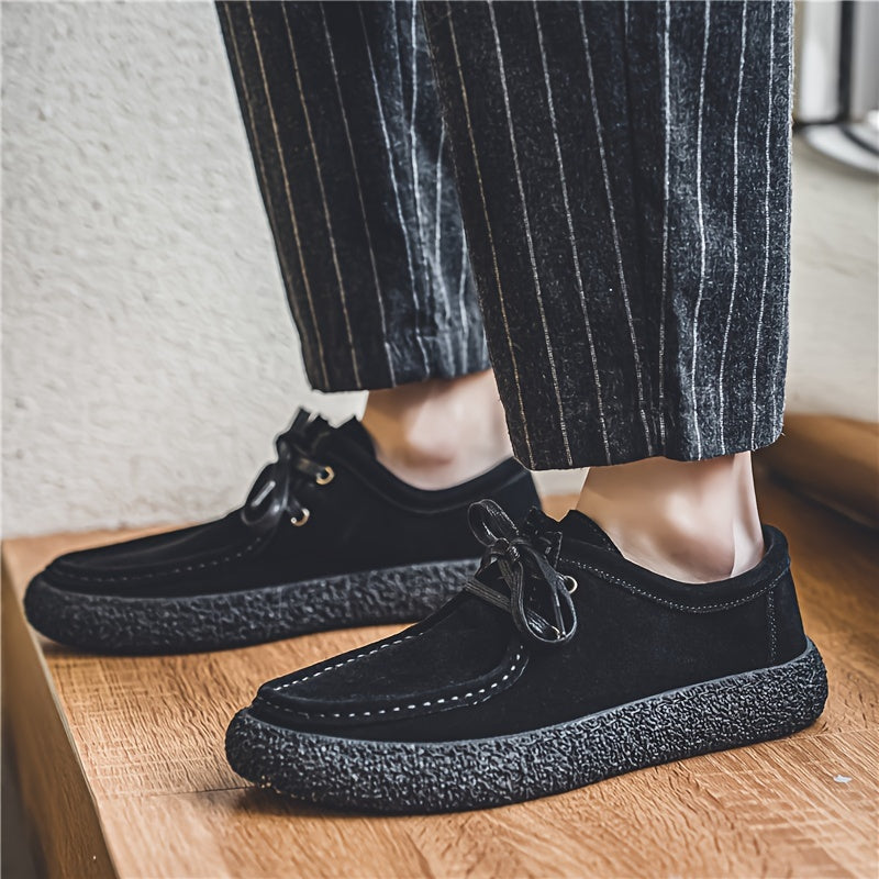 Har mavsum uchun mustahkam, sirpanmaydigan oddiy rangdagi krossovkalar, ip bilan bog'lash dizayni bilan.