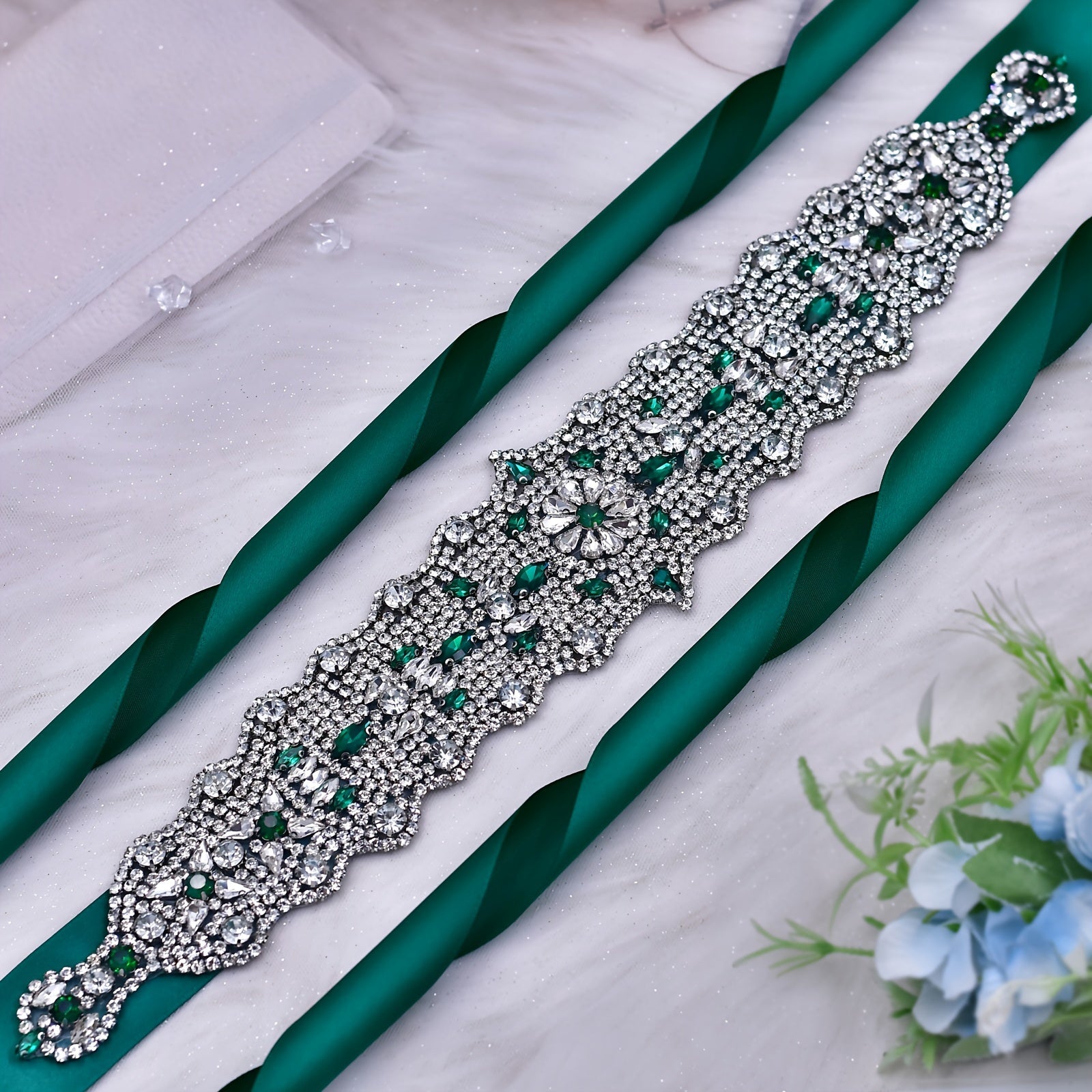 Uzun rhinestone belbog'i va yashil lenta bilan belbog'li to'y yoki bal kostyumlari uchun