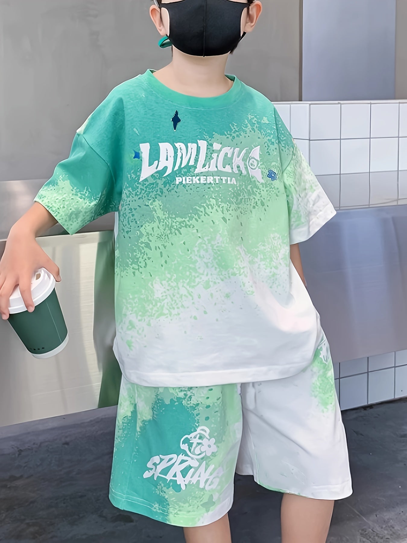 To'plamga 2 nafar o'g'il bolalar uchun tasodifiy poliester kiyimlar kiradi, ular alifbo bosma qisqa yengli futbolka va shortlardan iborat. Cho'tka matosidan tayyorlangan, cho'ntaklari bor. Bahor/yozda tashqi kiyim uchun odatdagi moslik.