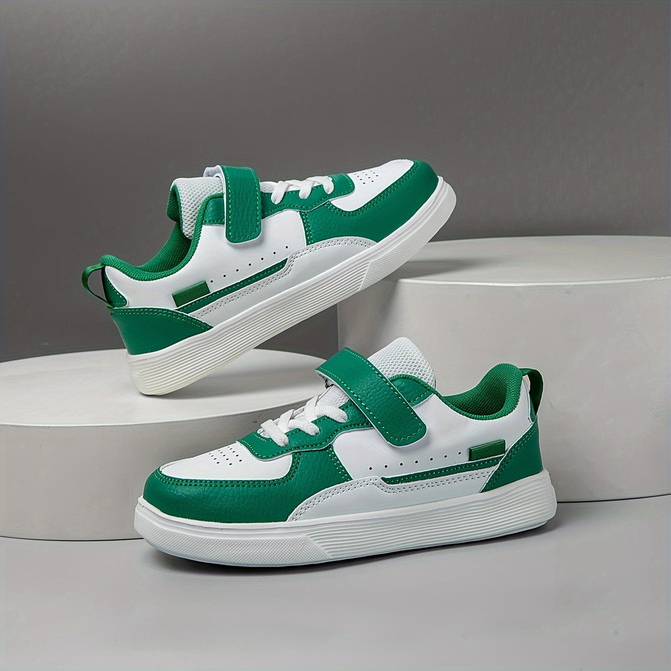 Ichki va tashqi foydalanish uchun ideal bo'lgan ko'p funksiyali krossovkalar, tasodifiy yugurish dizayni bilan. Bog'ichlar bilan kiyish oson, yengil, havo o'tkazuvchi va qulay. Zamonaviy yangi kelishlar.