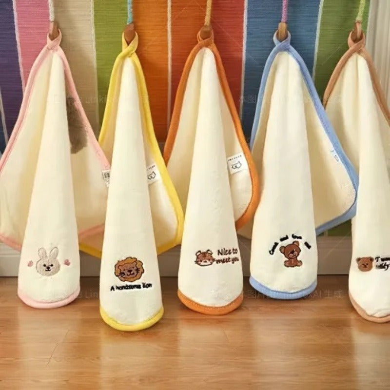 Yumshoq kvadrat sochiqlar, hayvon dizayni bilan tikilgan, koral to'quv va to'qilgan polyesterdan tayyorlangan, hammom va uyda foydalanish uchun mukammal.