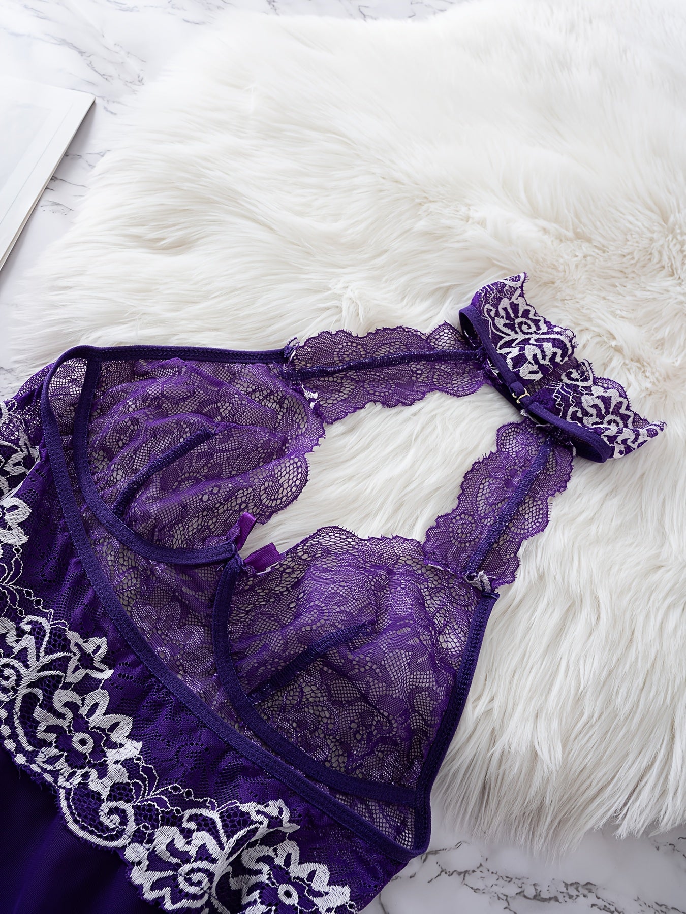 Ayollar uchun poliester va elastan aralashmasidan tayyorlangan nafis dantel halter top tunika va ichki kiyim to'plami. Qattiq rang, bog'ich detali, ko'krak pad yoki kamar yo'q bo'lgan to'qilgan mato bilan ajralib turadi.