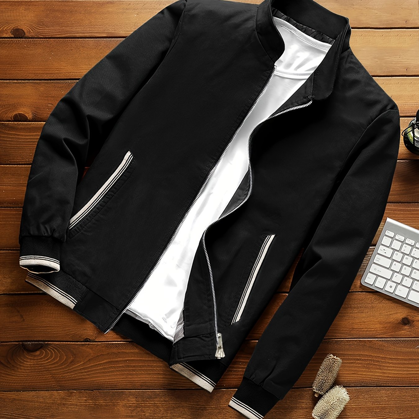 Erkaklar uchun engil plussiz bomber kurtkasi, turli cho'ntaklar, bir rang - yozgi sayohatlar uchun mukammal.