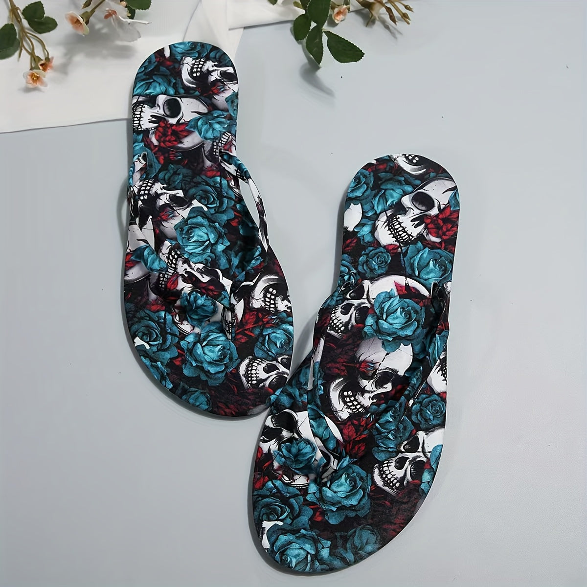 Women's Skull Pattern Lightweight Flip Flops for Beach and Casual Wear
