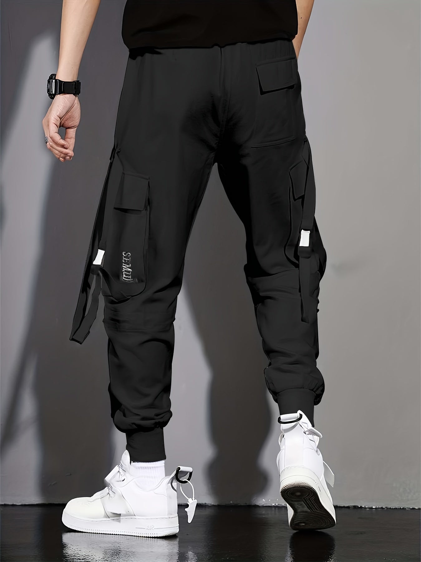 Erkaklar uchun zamonaviy, havo o'tkazuvchi rangli blokli kombinezonlar, ko'p cho'ntakli lenta dizayni bilan. Yoz va yugurish uchun ideal.