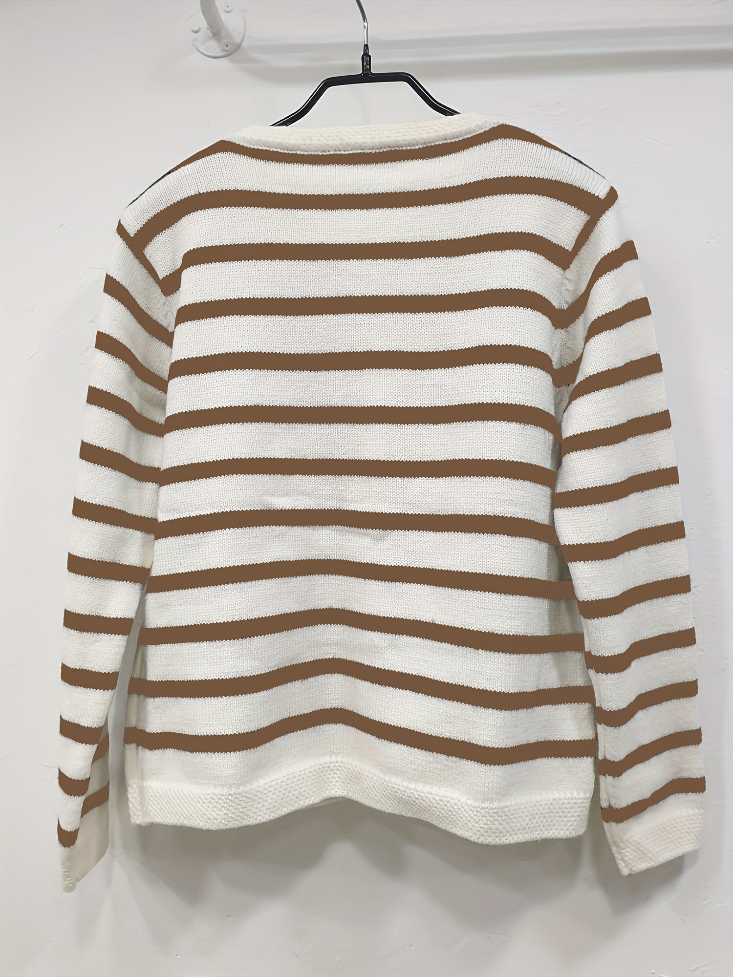 Ayollar uchun zamonaviy chiziqli trikotaj kardigan, kuzda qatlamlash uchun ideal, tugmachali old qismi va uzun yenglari bilan. Yuqori cho'ziluvchan matodan tayyorlangan.