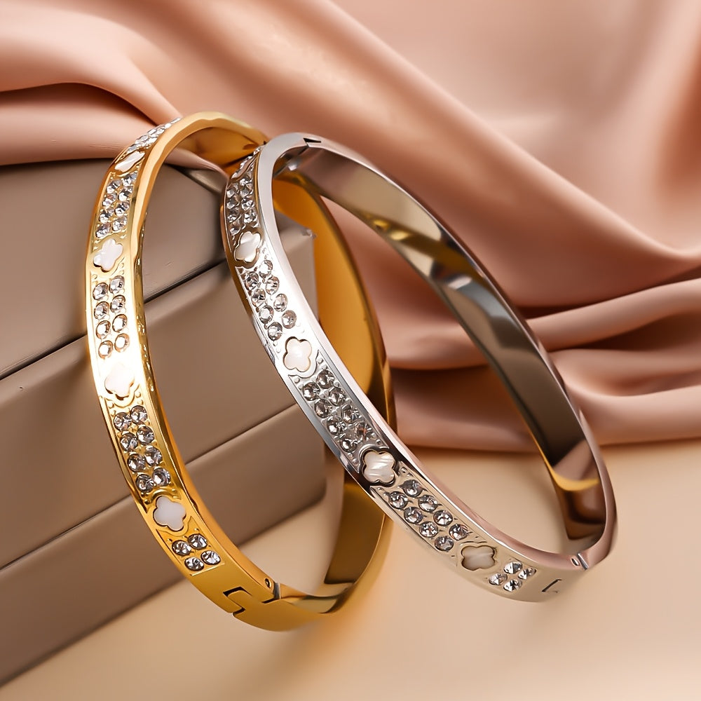 Zamonaviy zanglamas po'latdan yasalgan bangle bilaguzuk, porloq to'rt yaproqli qovoq dizayni bilan - oltin va kumush ranglarda mavjud, har kuni kiyish yoki o'ylangan sovg'a sifatida mukammal.