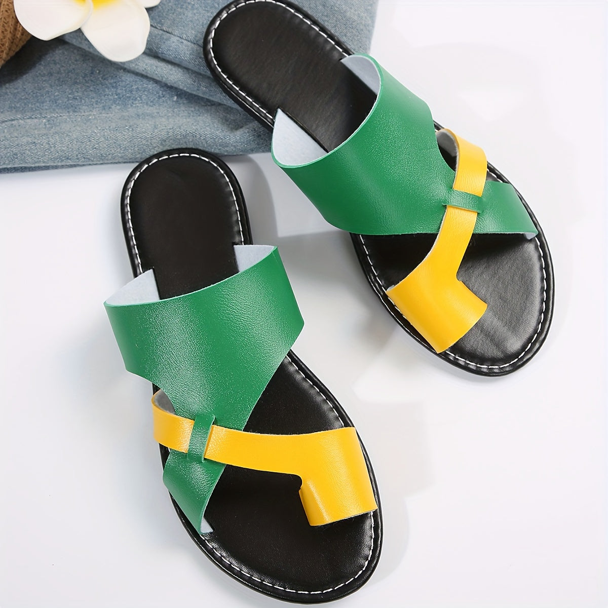 Ayollar uchun tekis slaydlar, barmoqlar uchun halqali, kundalik yozgi plyaj poyafzali