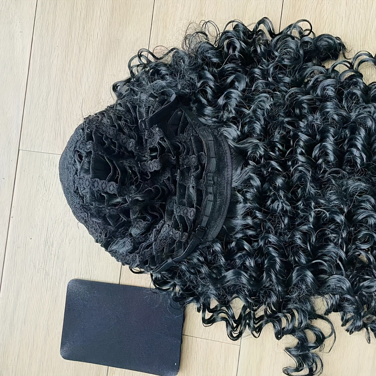 Polineziya afsonasi Maui qahramoni ilhomlangan qora rangdagi burma parik, uzun jingalak issiqqa chidamli tolalar, kostyum o'ynash va anime cosplay uchun mukammal. To'r parik qopqog'i to'plami bilan birga keladi, uzunligi 45.72 sm.