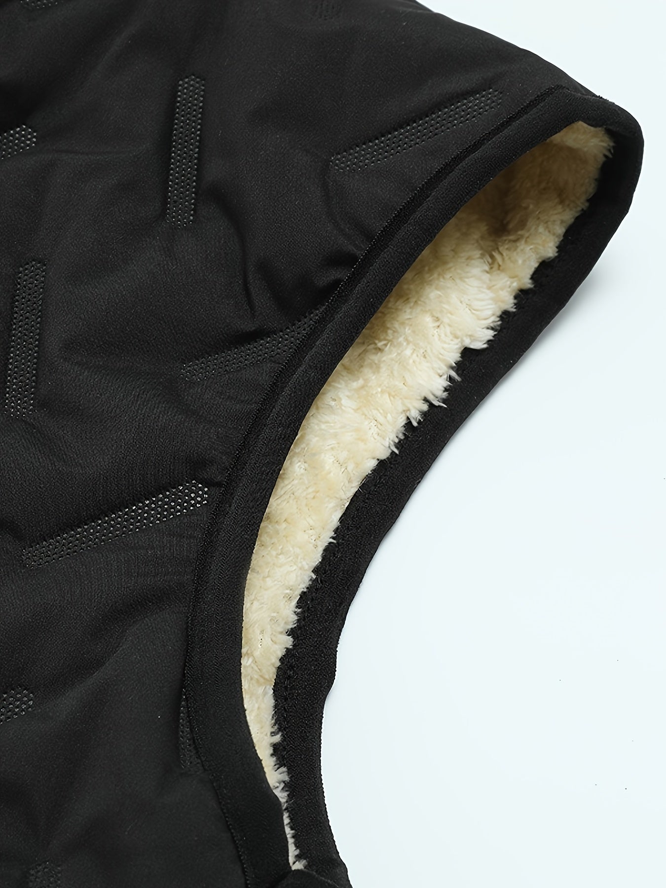 Erkaklar uchun yengsiz jilet, turli xil ko'ylak, fermuarsiz dizayn, qora rang, polyesterdan tayyorlangan. Kuz/qish uchun mos. Qoplamali tuzilma, ob-havoga chidamli. Norasmiy uslub.