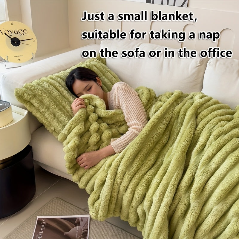 Уютное современное полосатое плюшевое одеяло, изготовленное из утолщённой полиэстеровой трикотажной ткани, идеально подходит для всех сезонов. Может использоваться как покрывало, одеяло для дневного сна или даже как одеяло для питомца. Вес 250-300 г/м².