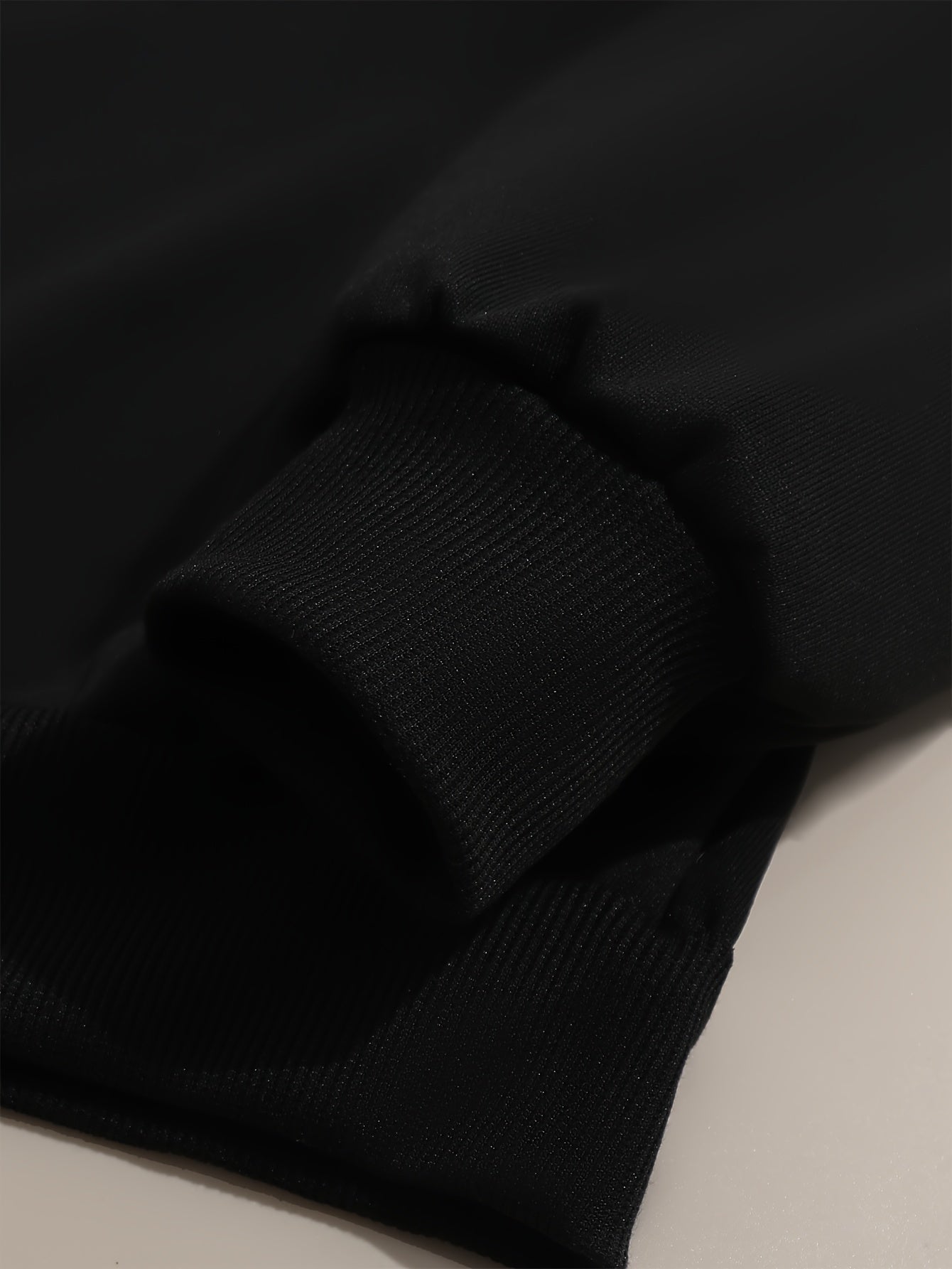 Los Angeles ikki qismli to'plami ayollar uchun harf bosma uzun qo'lqopli xuddi va tortishqoq sport shimlarini o'z ichiga oladi.