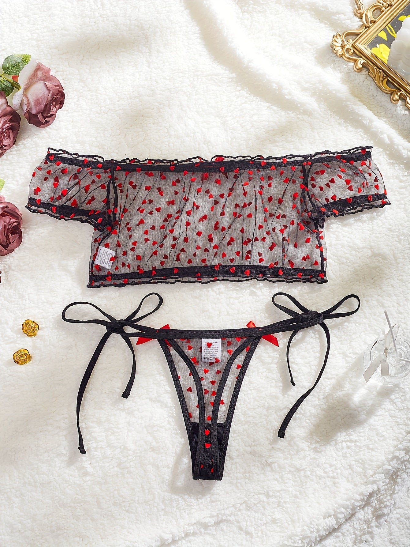 Комплект кружевного белья с сердечками, коротким рукавом и отделкой из рюшей, топ-кроп и стринги.