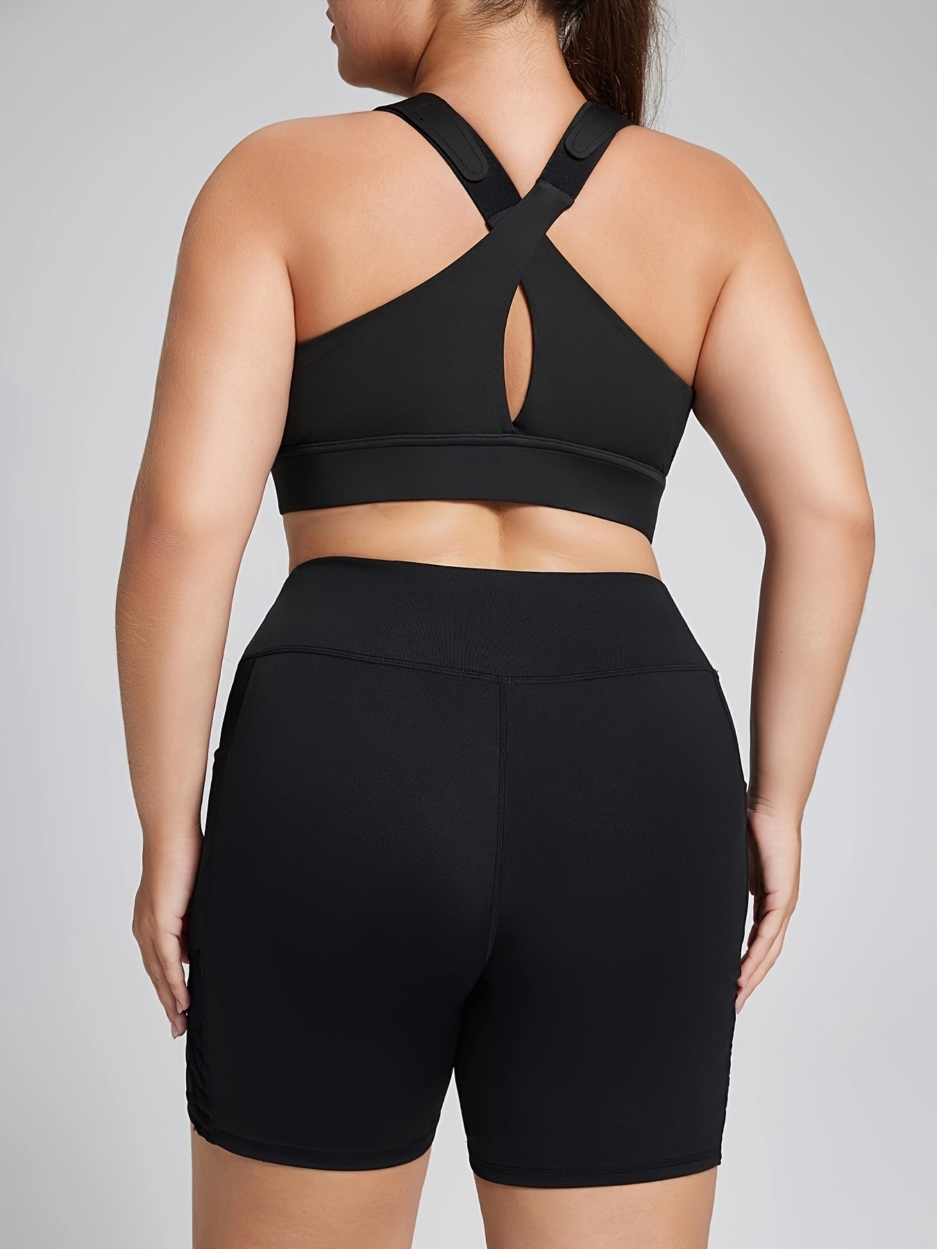 Plus Size Sports Bra with Zipper, Padded Cups, Adjustable Straps Black for Yoga